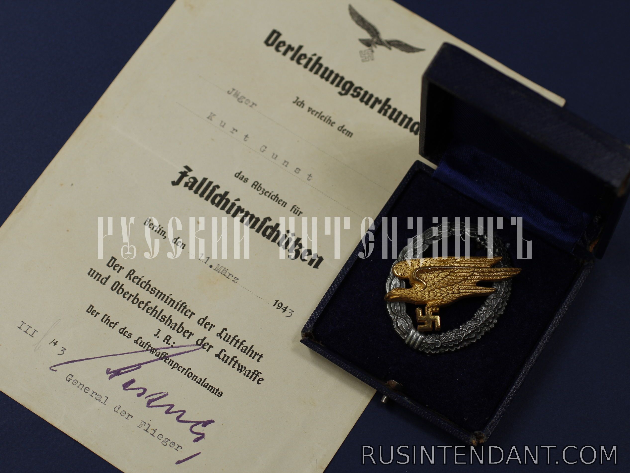 Фото 1: Квалификационный знак Парашютист-стрелок Люфтваффе с наградным листом 