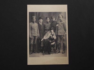 Почтовая карточка «Военные, гражданский и дама в меховой накидке»