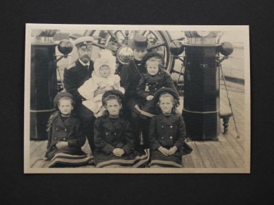 Почтовая карточка «Семья Романовых на корабле»