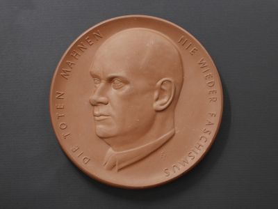 Настенная плакетка (медаль) с изображением Вильгельма Пика