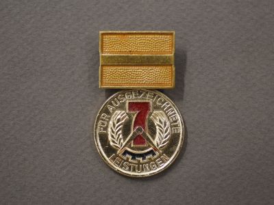 Нагрудный знак «За выдающиеся достижения»