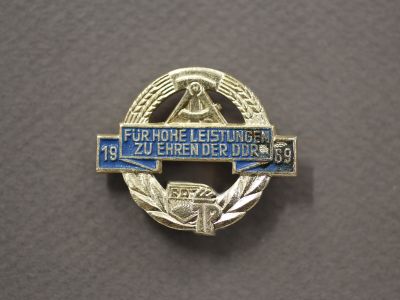 Знак «За высокие достижения во имя ГДР»